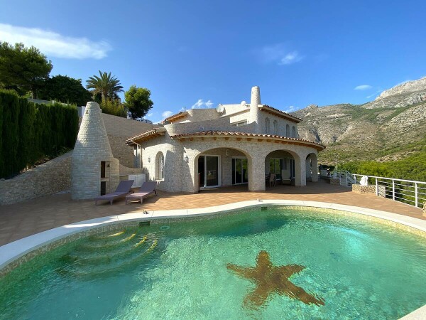 Perfecta villa con vistas panoramicas a los pies de la montaña Bernia.